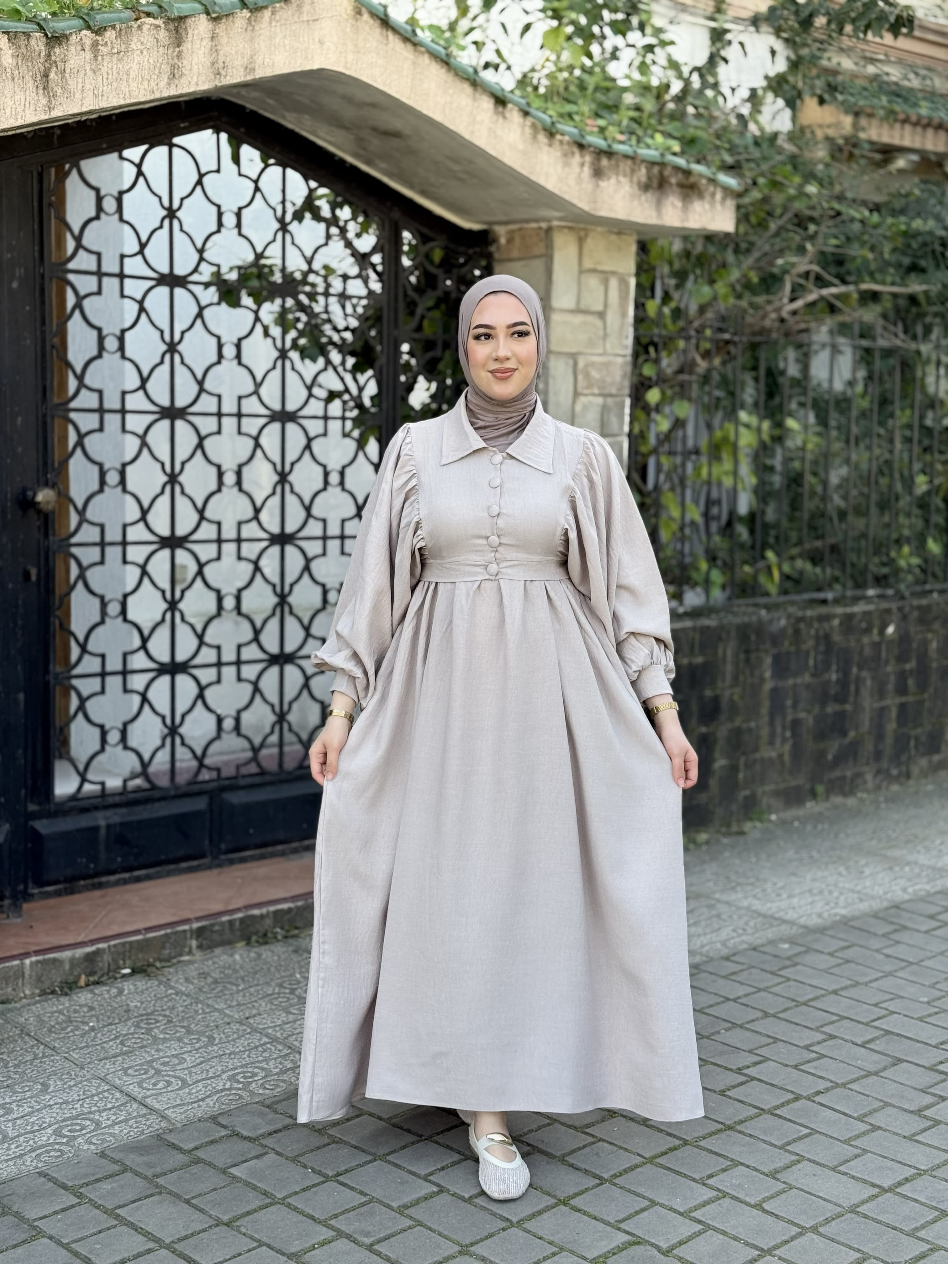 Abaya col boutonnée — avoine